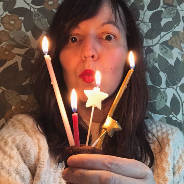 Et de 5 !

On en a fait du chemin en 5 ans.

Depuis la simple envie de "faire des imprimés éco-conçus" un peu comme tout le monde, à base de "papier recyclé et d'encres végétales"… Jusqu'à développer une expertise poussée en écoconception systémique, beaucoup plus complexe et passionnante qu'on pourrait croire à première vue !

De la peur de s’exprimer jusqu’aux conférences et aux formations.

Hâte de connaître la suite et de continuer à apprendre et transmettre ! 

Vous nous suivez ?

#atelierlichen #ecoconception #sustainablebrand #formation #print #edition