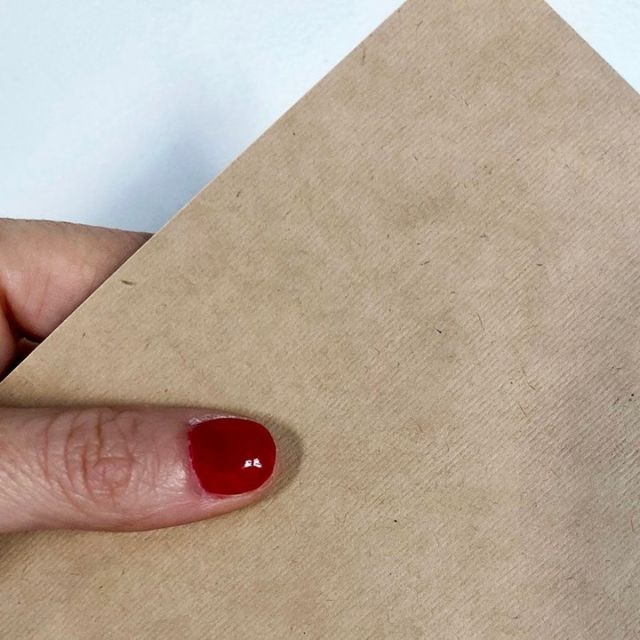 Vous voyez cette couleur ? 
C’est la teinte naturelle du papier.

Autant dire que vous n’avez pas souvent l’occasion d’en voir...

Votre papier est plus blanc ? Il a été blanchi !

💡 Si le papier est marron clair, c’est du à la présence de lignine, l’un des principaux composants du bois.

Le blanchiment c’est donc l’élimination plus ou moins poussée de la couleur donnée par la lignine à la pâte à papier.

Comment ? 

👉🏻 Pour les pâtes dites « mécaniques » (à base de bois broyé) on utilise des réactifs chimiques comme l’hydrosulfite de sodium ou les peroxydes.

👉🏻 Pour les pâtes « chimiques » (à base de bois cuit) on peut recourir à divers produits :

Chlore gazeux
Dioxyde de chlore
Peroxyde d’hydrogène (eau oxygénée)
Hypochlorite de sodium (eau de Javel)
Ozone
Oxygène

⚠️ L’utilisation de chlore élémentaire est interdite au sein de l’Union Européenne mais pas partout ailleurs !

2 sigles à connaître :

👉🏻 ECF (Elemental Chlorine Free) = sans chlore gazeux.

👉🏻 TCF (Totally Chlorine Free) = pas de chlore.

💡 Le blanchiment est l’étape la plus polluante de la fabrication du papier.

Si le blanchiment à l’oxygène est un énorme progrès, pour polluer vraiment moins il n’y a pas de miracle : il faut du papier moins blanc.

Alors vous seriez prêts à utiliser plus de papier non blanchi ?

#atelierlichen #papier #bois #chimie
